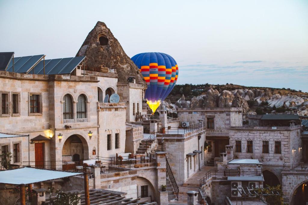 Perfect for iconic views, long breakfasts, and that golden morning light.