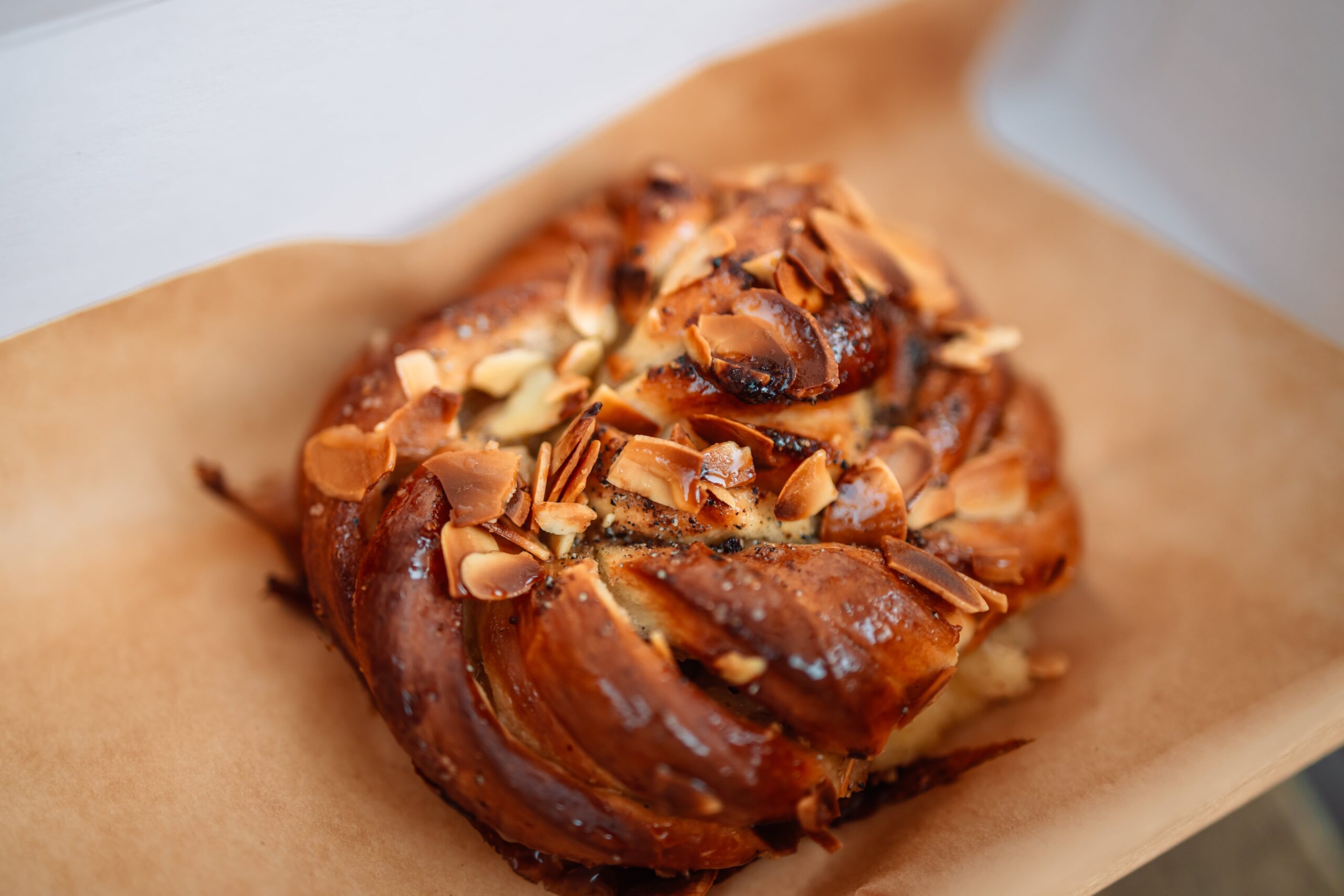 Kanelbullar, Delicious swedish cinnamon and cardamon buns with almonds